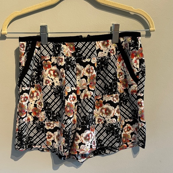 MINKPINK Black Floral High Waist Shorts - Picture 1 of 6